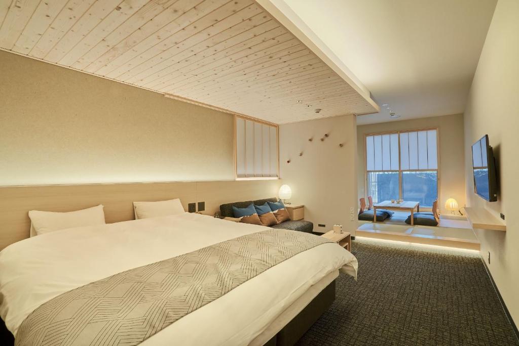 金泽凜庵 LIAN_KANAZAWA的一间设有大床和窗户的酒店客房