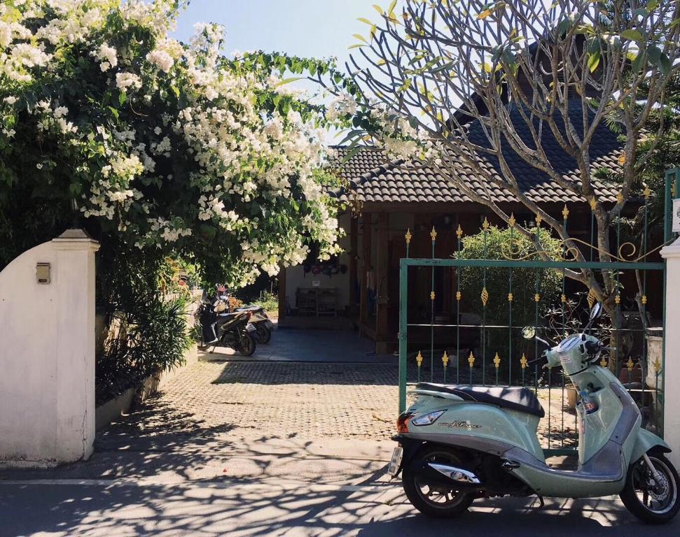 拜县宅•柚木青年旅舍的停在大门前的摩托车