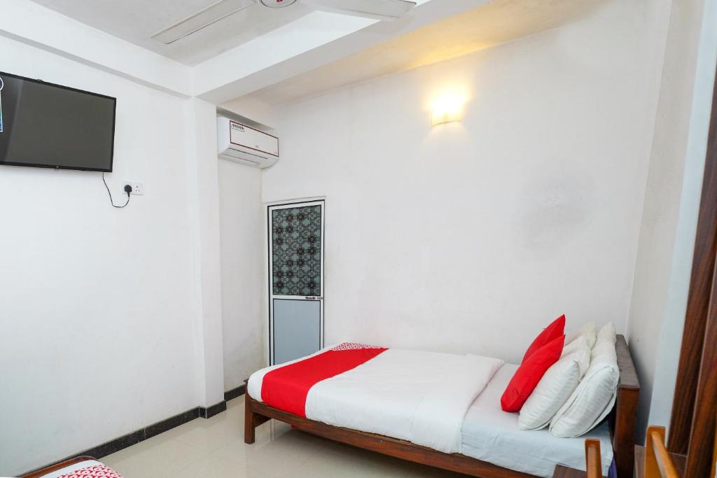 康提Kandyan Nethu Stay的白色的客房配有床和电视