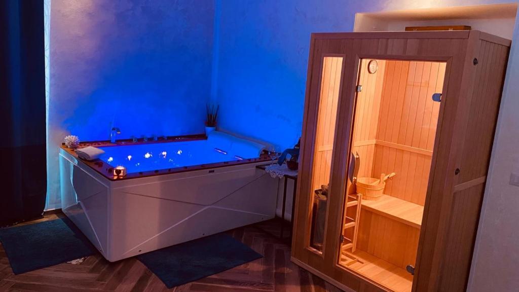 萨莱诺B&B Blu Infinito的蓝色的浴室设有浴缸和淋浴。