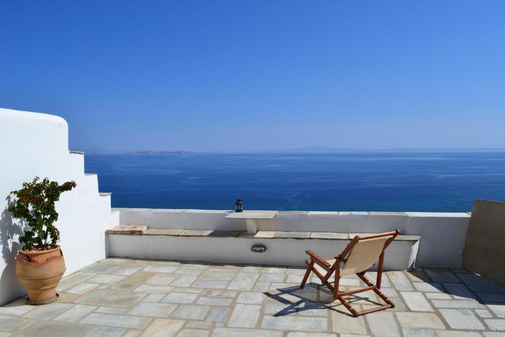 基奥尼亚Villa Ioanna Tinos的阳台的椅子和浴缸