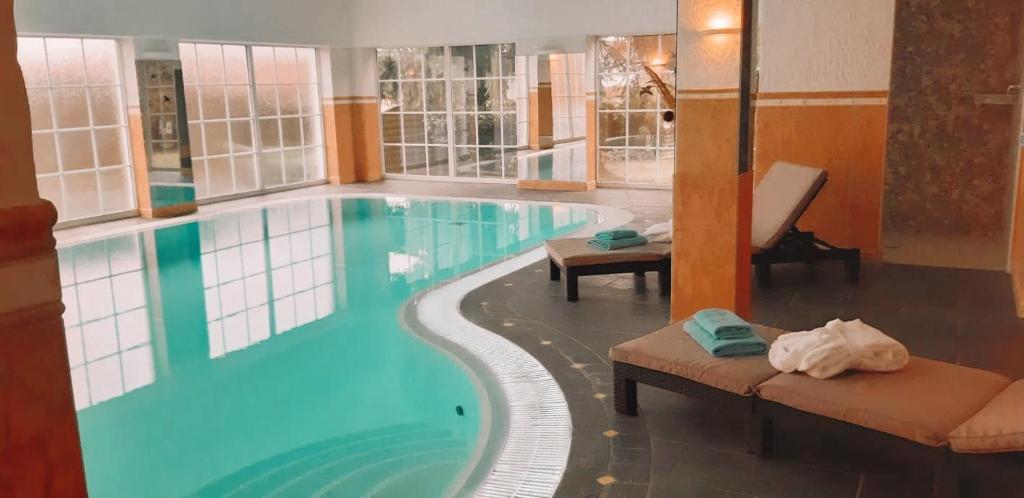 埃尔肯罗特兰德霍斯克鲁巴酒店的在酒店房间的一个大型游泳池