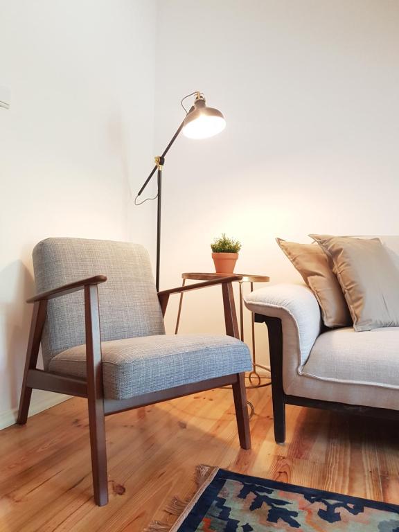 辛特拉Sintra Chalet的客厅配有两把椅子和一盏灯