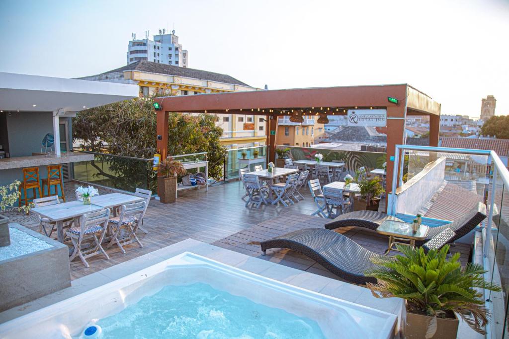 卡塔赫纳卡塔赫纳皇家酒店 的一座带游泳池的屋顶露台