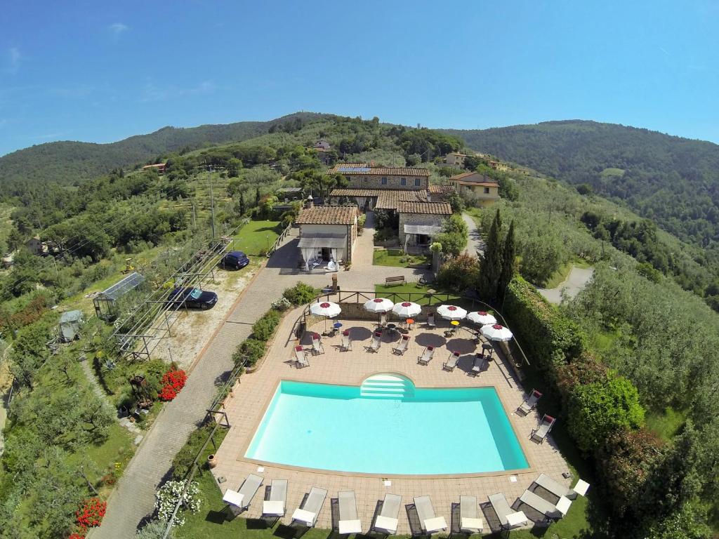 芬奇Casa Vacanze La Porta的享有带游泳池的度假村的空中景致