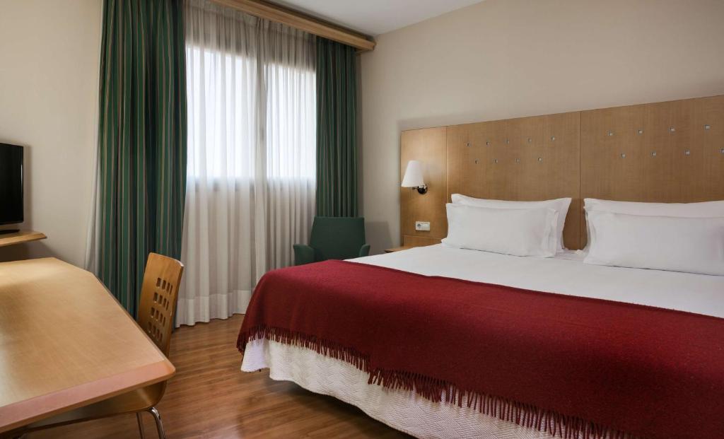 洛格罗尼奥Hotel Logroño Parque的一间设有大床和窗户的酒店客房