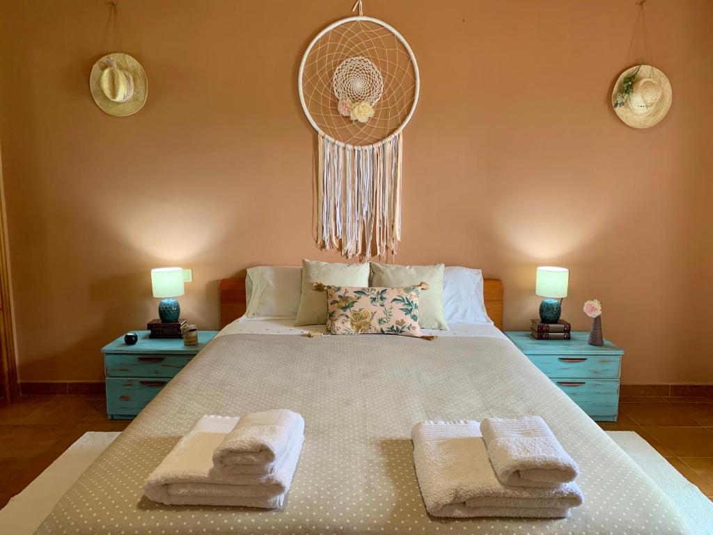 Salvatierra de MiñoCasa Quinta de Teanes的一间卧室配有一张大床和两条毛巾