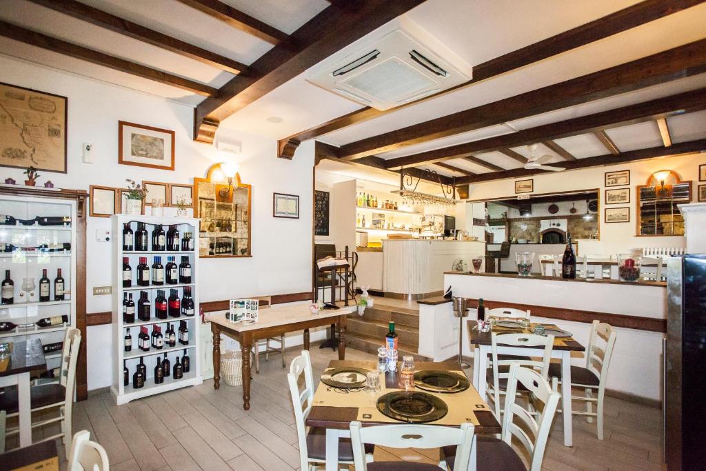 切奇纳Da Fiore的一间带桌椅的餐厅和一间厨房