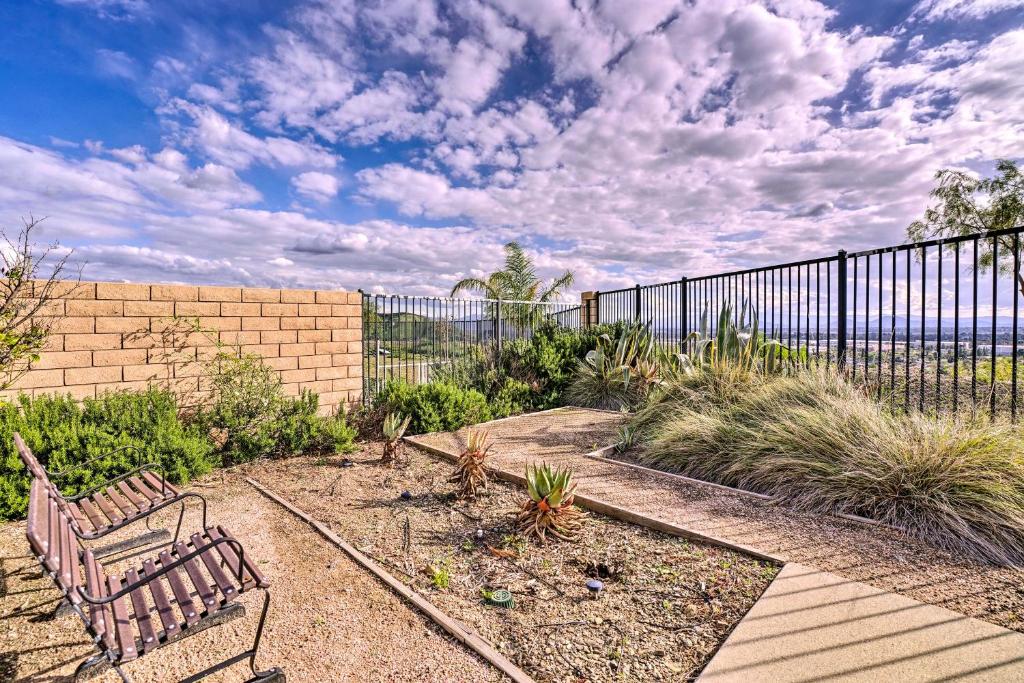 圣贝纳迪诺Single-Story San Bernardino Home with Valley Views!的围栏旁的花园内长凳