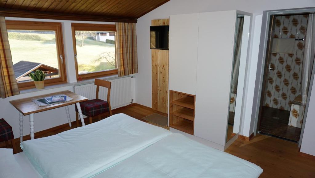 马耳他胡伯特斯盖斯特豪斯酒店的卧室配有床、桌子和窗户。
