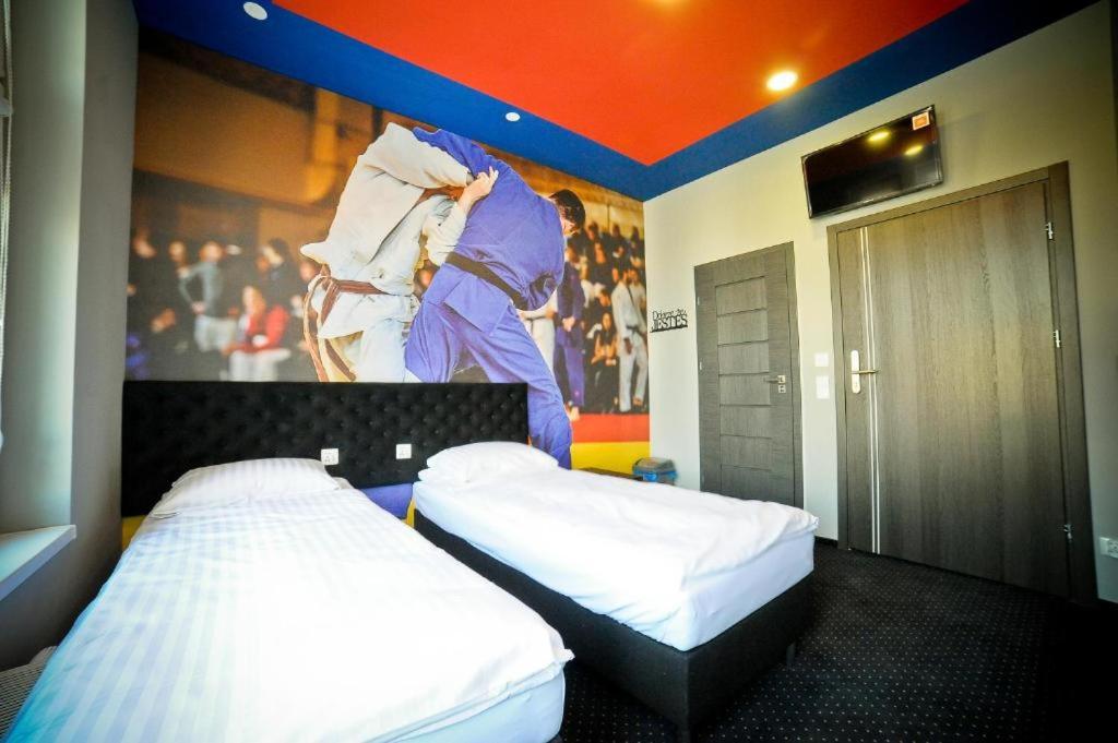格但斯克Olympic - Old Town的墙上画画的房间里设有两张床