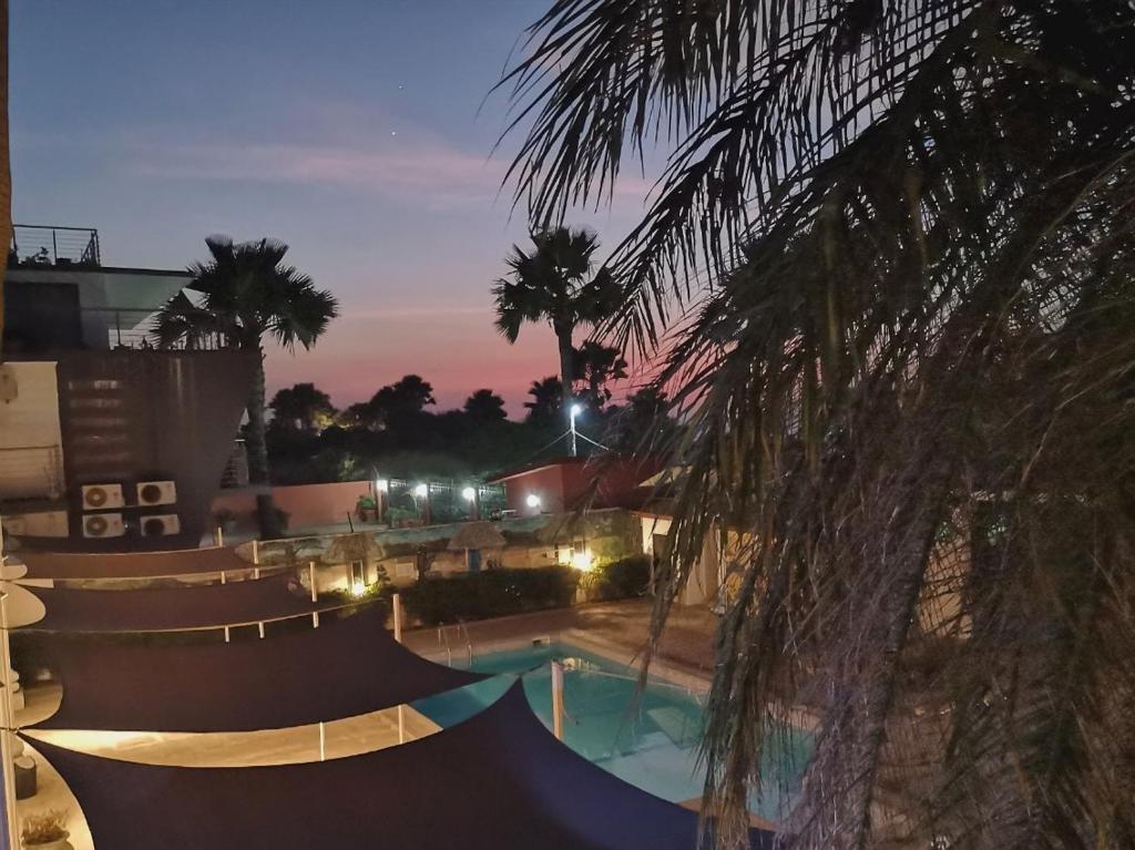 Brufut海洋别墅高地酒店的游泳池,晚上带滑板公园