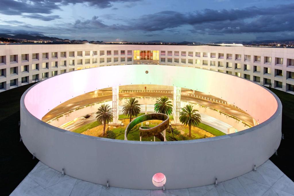 墨西哥城NH系列墨西哥城机场T2航站楼酒店的棕榈树建筑的顶部景色