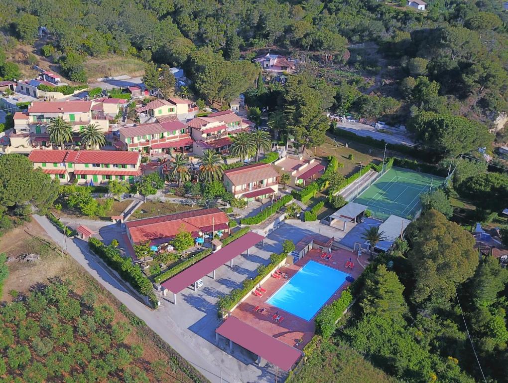 卡波利韦里Residence La Valdana的享有带网球场的房屋的空中景致