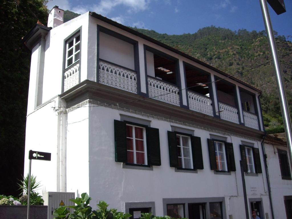 圣维森特Holidays Madeira的一座白色的建筑,上面设有一个阳台