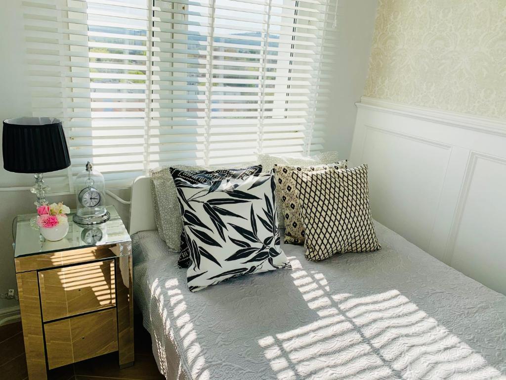 索波特Apartaments Karlikowska Lux 2的卧室配有带枕头的床铺和窗户。
