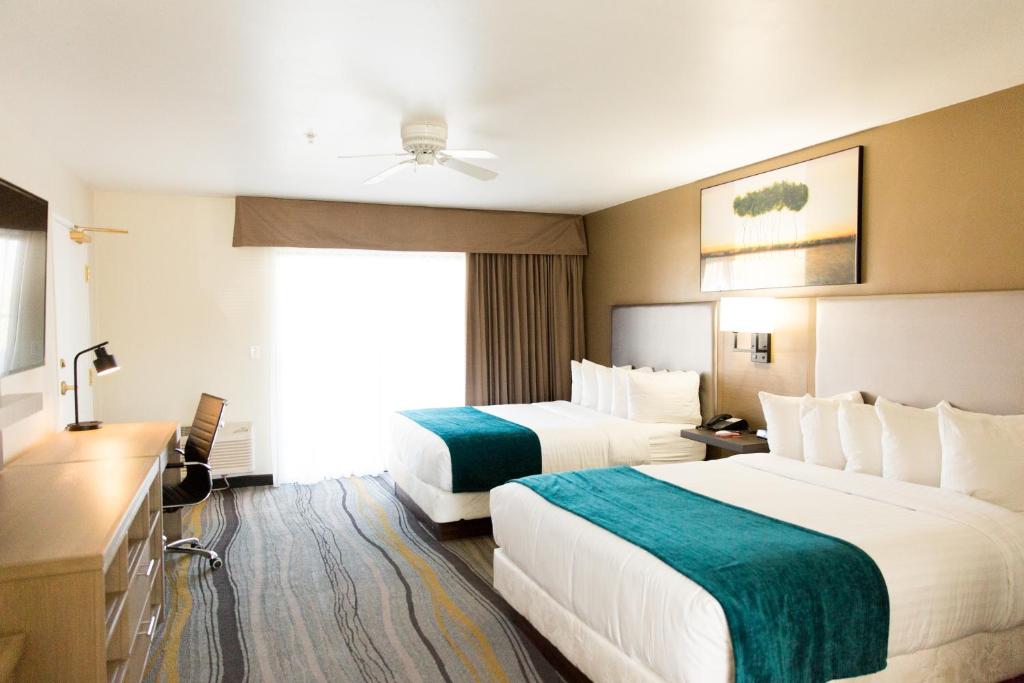 威肯勃格洛斯维亚杰罗斯宾馆的酒店客房设有两张床和窗户。