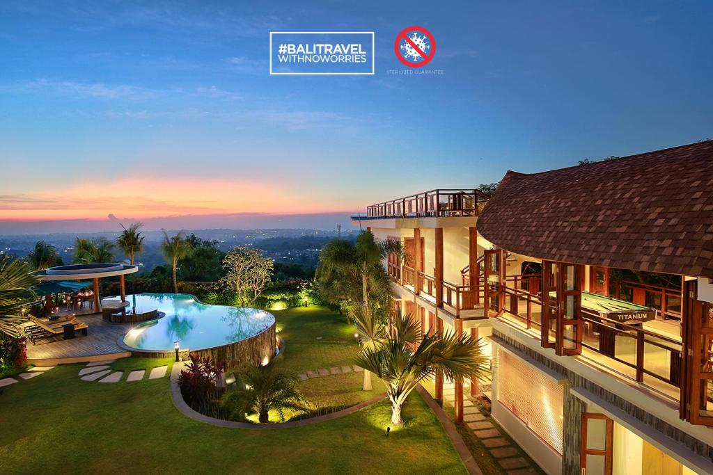 金巴兰Casa Bonita Villa Bali的享有带游泳池的房屋的空中景致