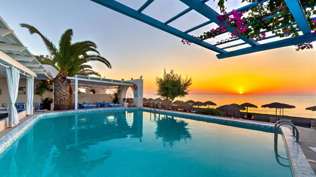 卡马利赛加拉斯海滩酒店的一座背景海洋的游泳池