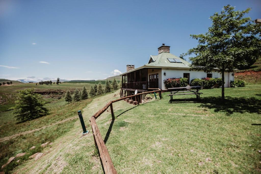 安德伯格Ndawana River Lodge的山丘上的房子,前面有栅栏
