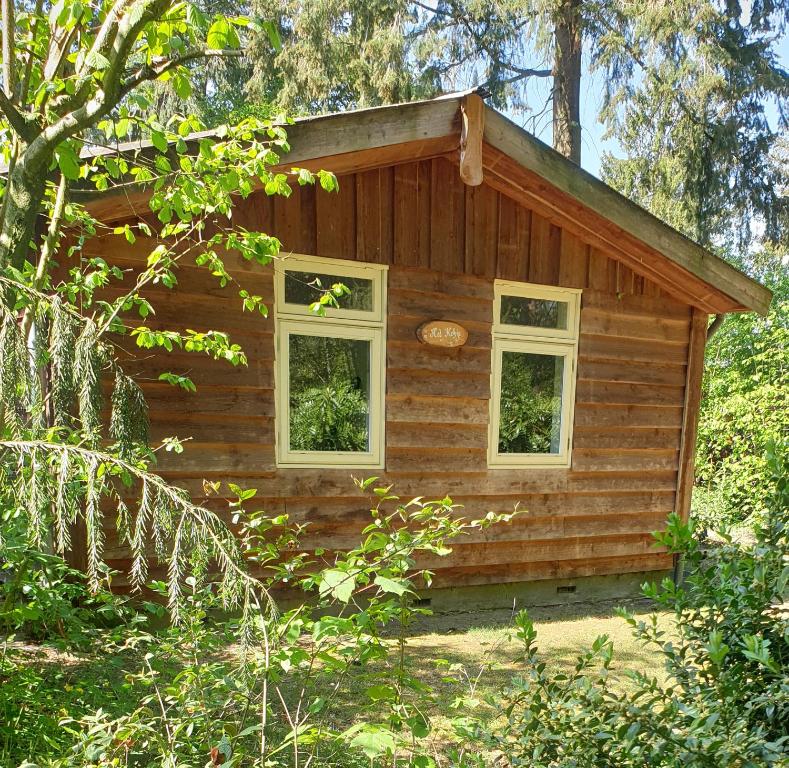 埃尔默洛De Kleine Kriemelkuil的小木屋,设有三扇窗户