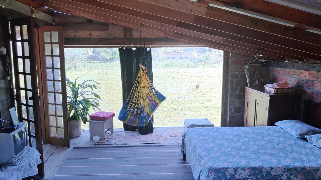 SapirangaHostel Holztel的客房设有两张床和吊床。