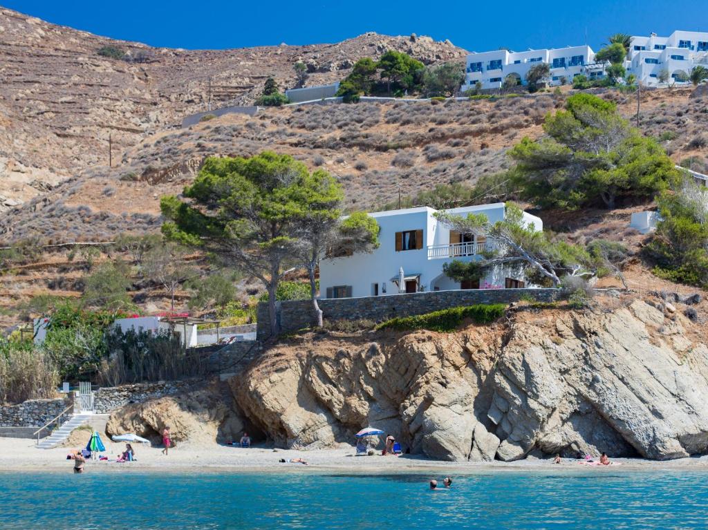 阿吉亚利Petradi Studios & Villa的海滩旁悬崖上的房屋