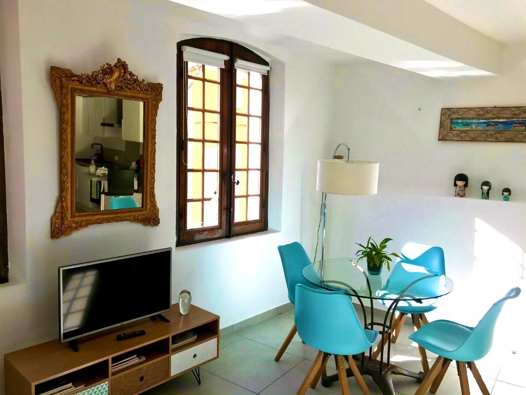 穆斯捷-圣玛丽La Maison du Courtil, Pistache-Chocolat的客厅配有电视、玻璃桌和椅子
