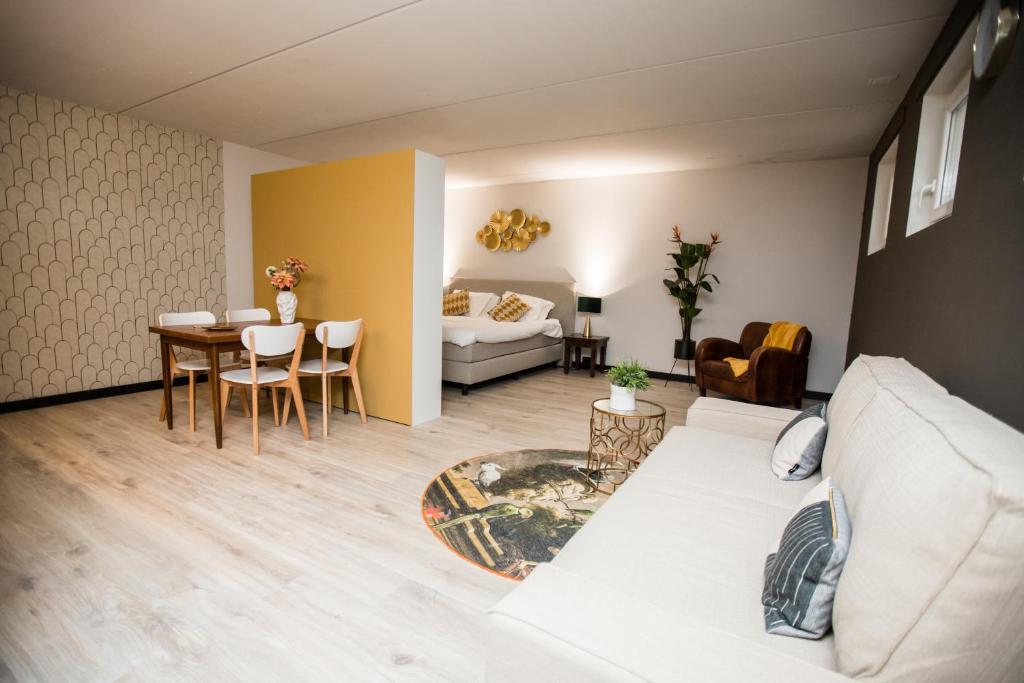 索斯特appartement - sauna - natuur - Utrecht的客厅配有白色的沙发和桌子