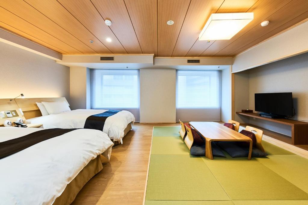 东京东京花园宫殿酒店的一间酒店客房,设有两张床和电视