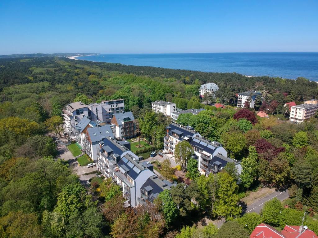斯维诺乌伊希切斯韦诺克司思恩齐威斯卡公寓式酒店的享有树木和大海的房屋的空中景致