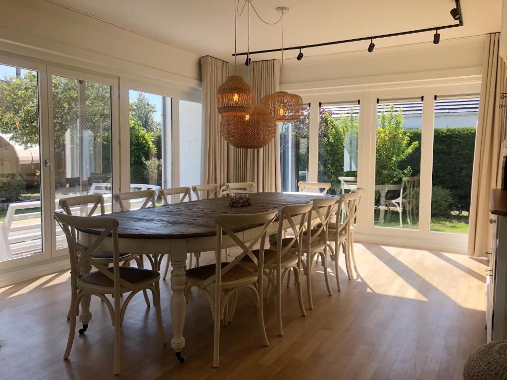 德哈恩Villa Zuid的用餐室配有大型木桌和椅子