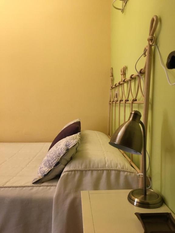 坎德拉里奥Casa Rural La Antigua Tahona的一间卧室,配有一张带台灯的床铺和一张书桌