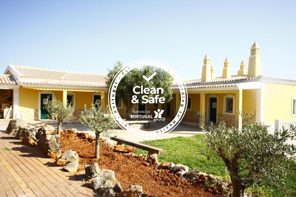 埃斯托伊Quinta do Mocho Turismo Rural的清洁安全房屋的标志
