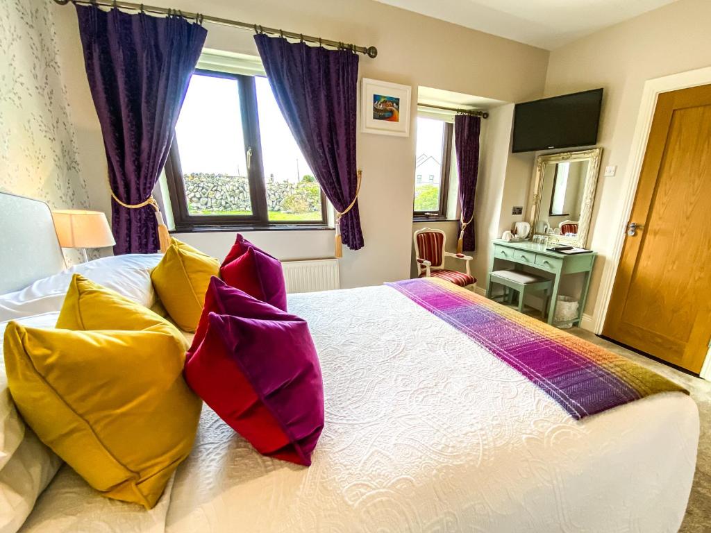 杜林Daly's House的一间卧室配有带色彩缤纷枕头的床。