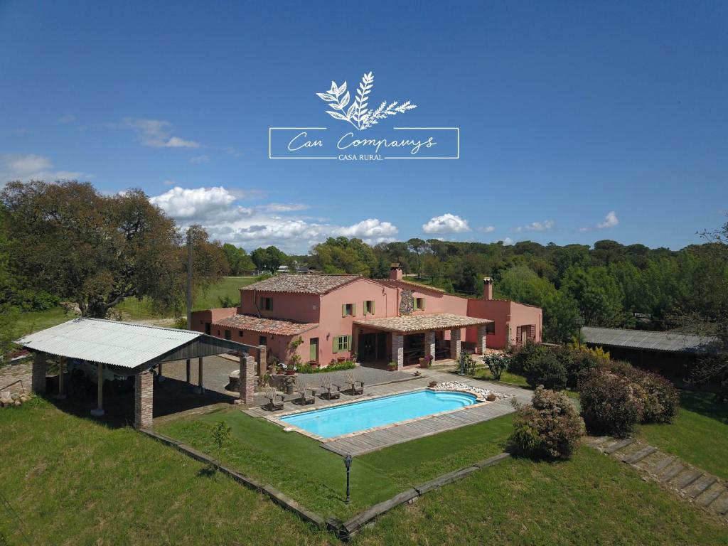 马斯萨内特德拉塞尔瓦Can Companys的享有带游泳池的房屋的空中景致