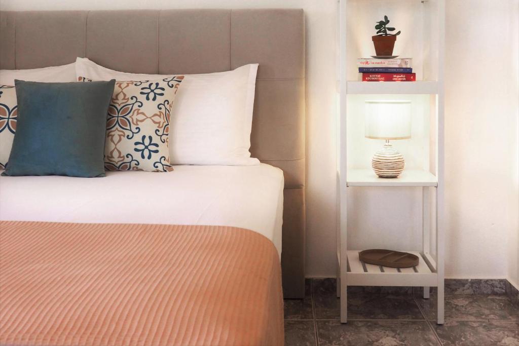 玛利亚Olive House的一间卧室配有一张床和一个带灯的床头柜