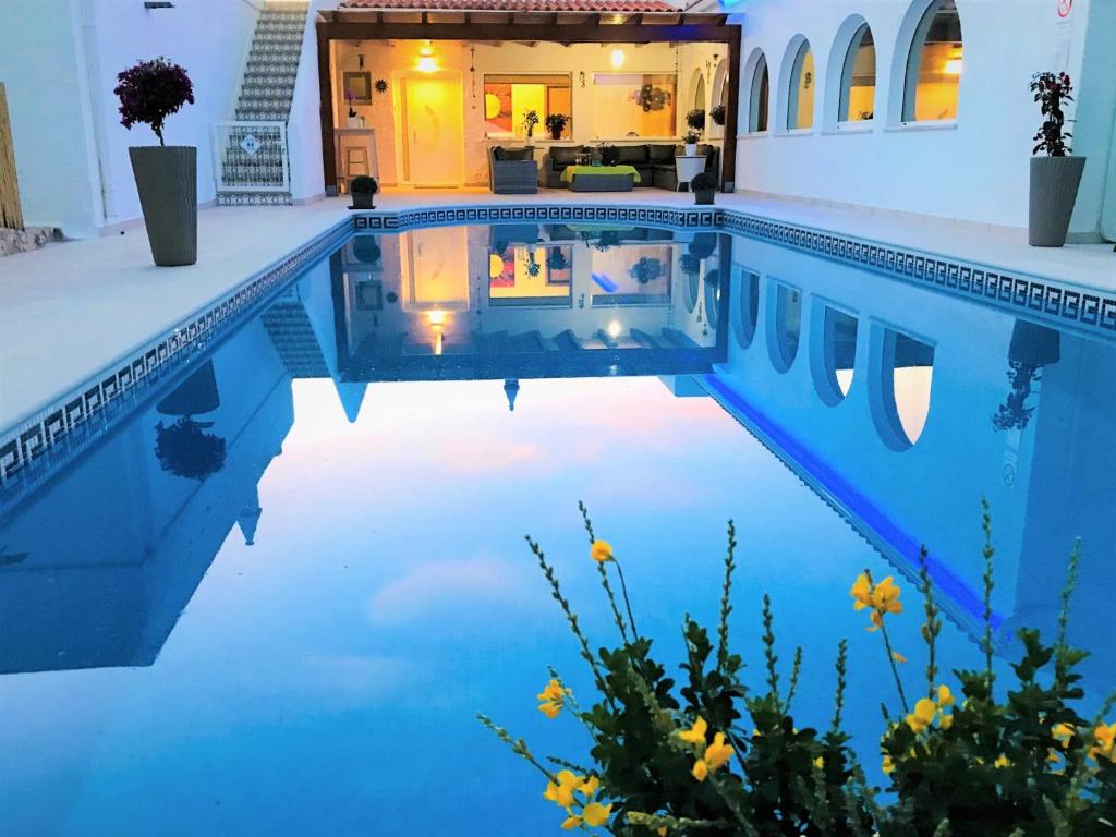 卡武埃鲁Villa Sunkiss Algarve Carvoeiro的一座蓝色的游泳池