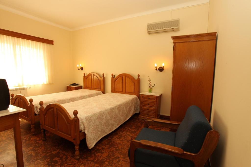皮年索斯隆巴夫人旅馆的一间卧室配有一张床和一把椅子
