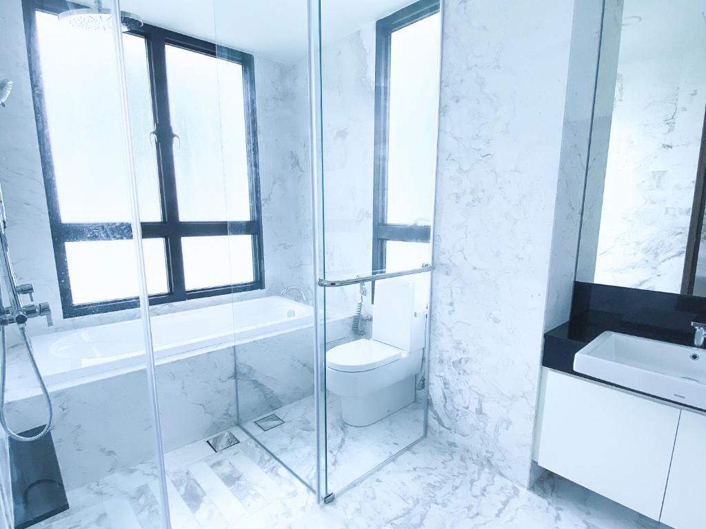 新山Marina View Resort by Nest Home [Bathtub & Seaview!]的白色的浴室设有卫生间和水槽。
