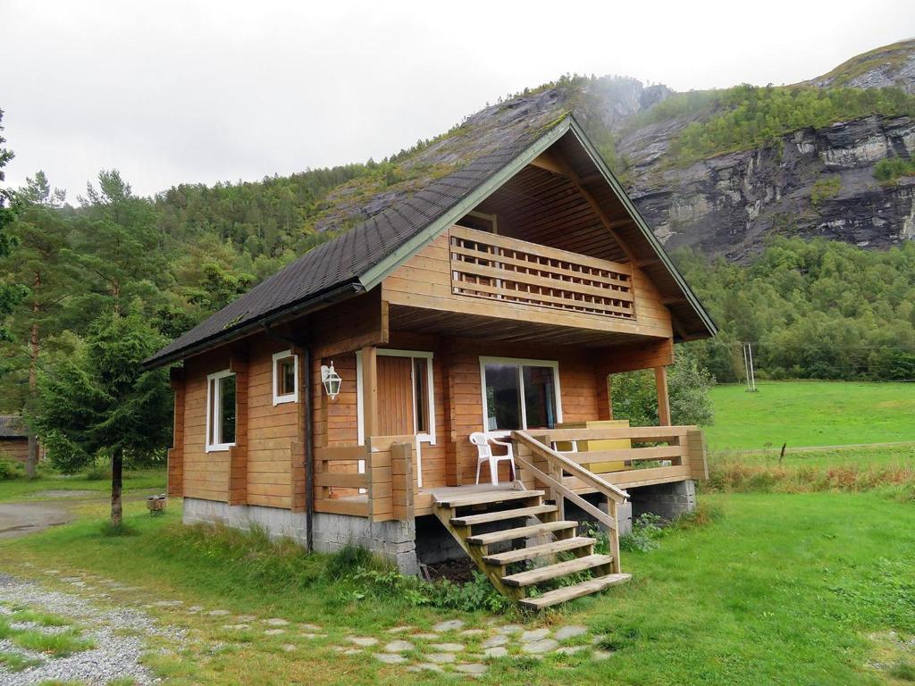 AustefjordenKalvatn Turistsenter的小屋设有门廊和楼梯
