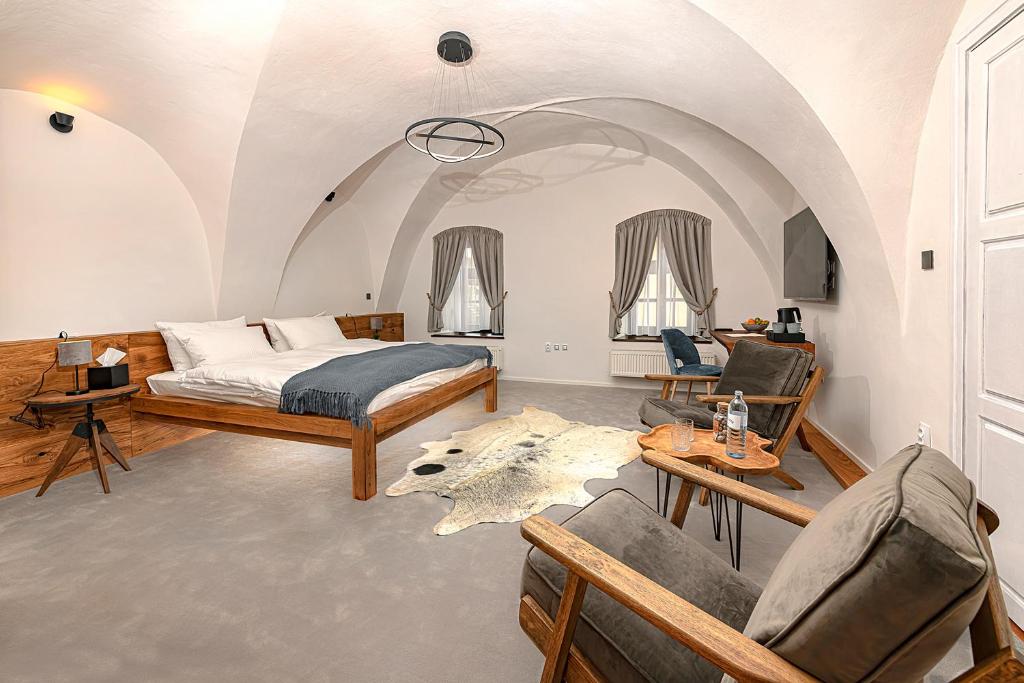 波普拉德Boutique hotel & spa DOMA u nás - entry AquaCity free的一间卧室设有一张床和一间客厅。