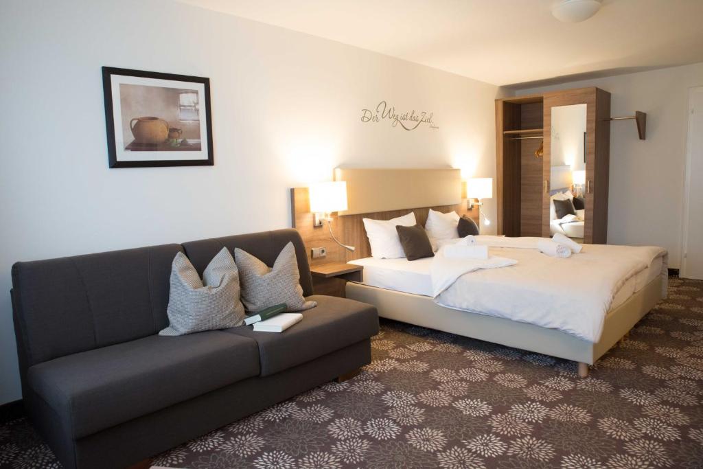 劳芬堡布鲁切什雷贝斯托克酒店的酒店客房设有一张沙发和一张床