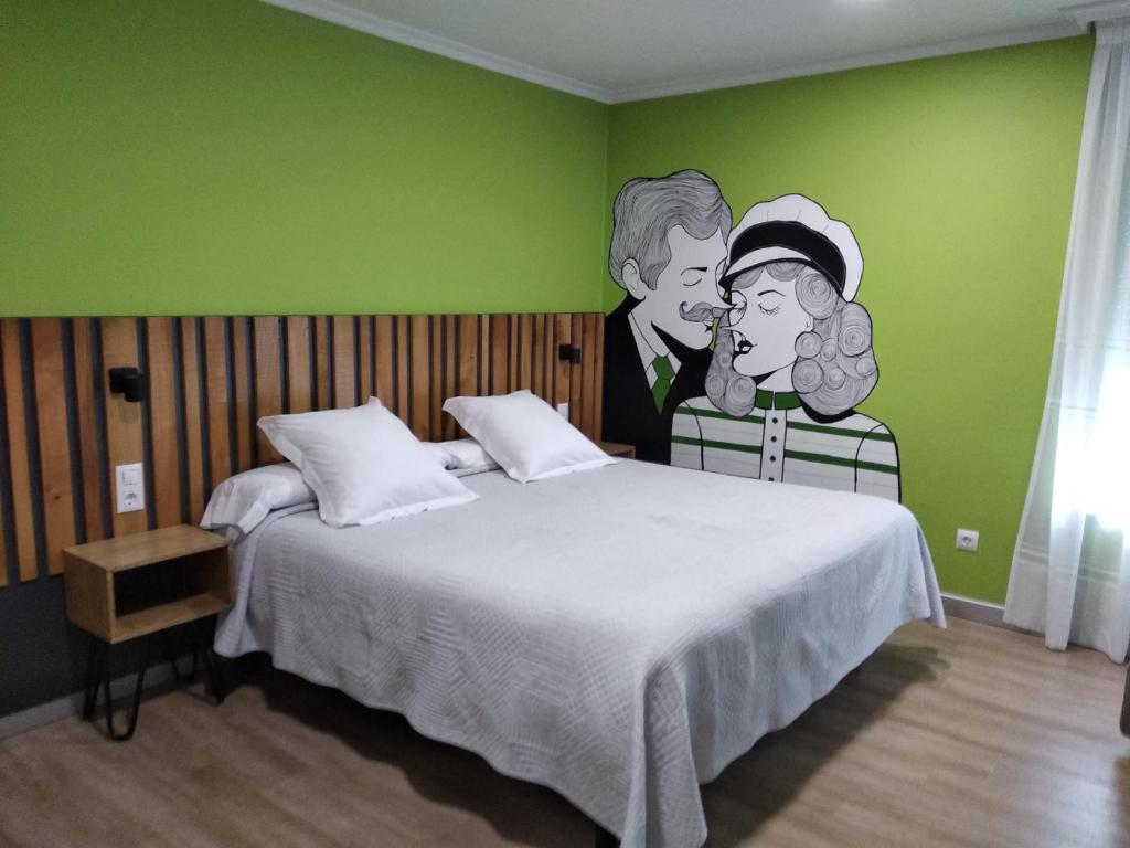 卢戈布里斯旅馆的一间卧室配有一张壁画床