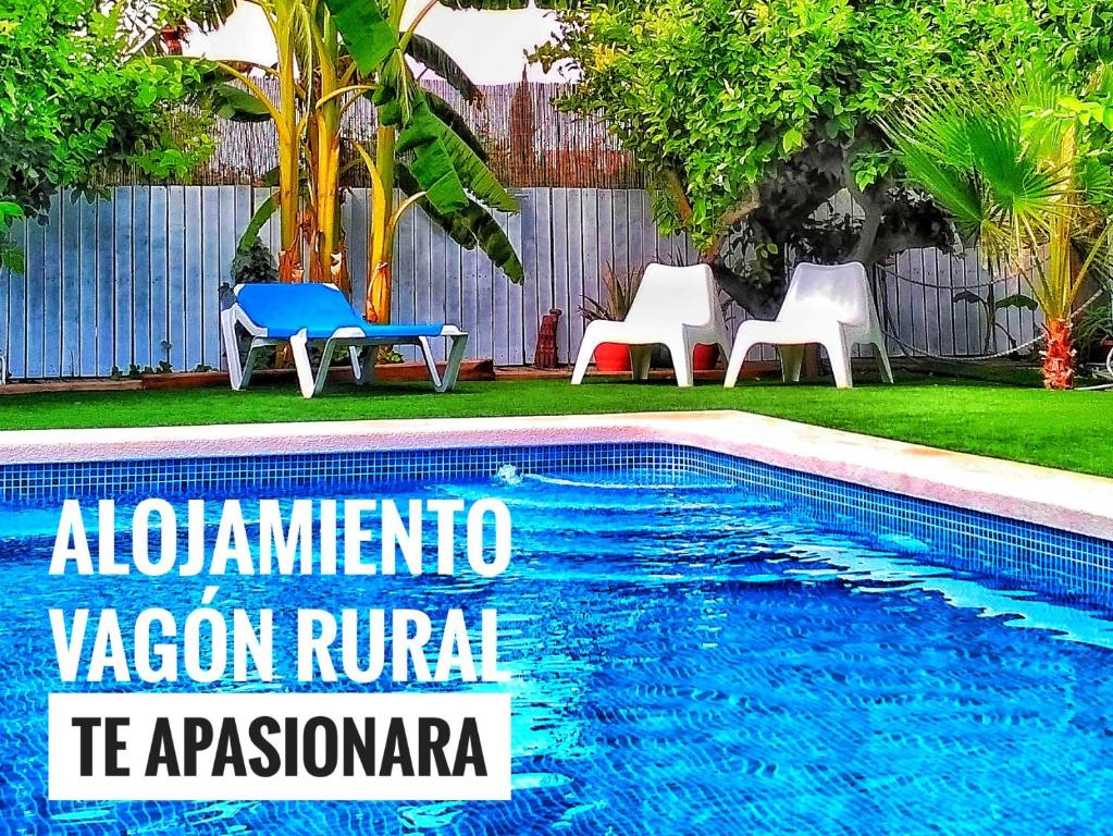 穆尔西亚Alojamiento Vagón Rural的一个带椅子的游泳池,以及一个读阿尔伯克基zacionruza的标志