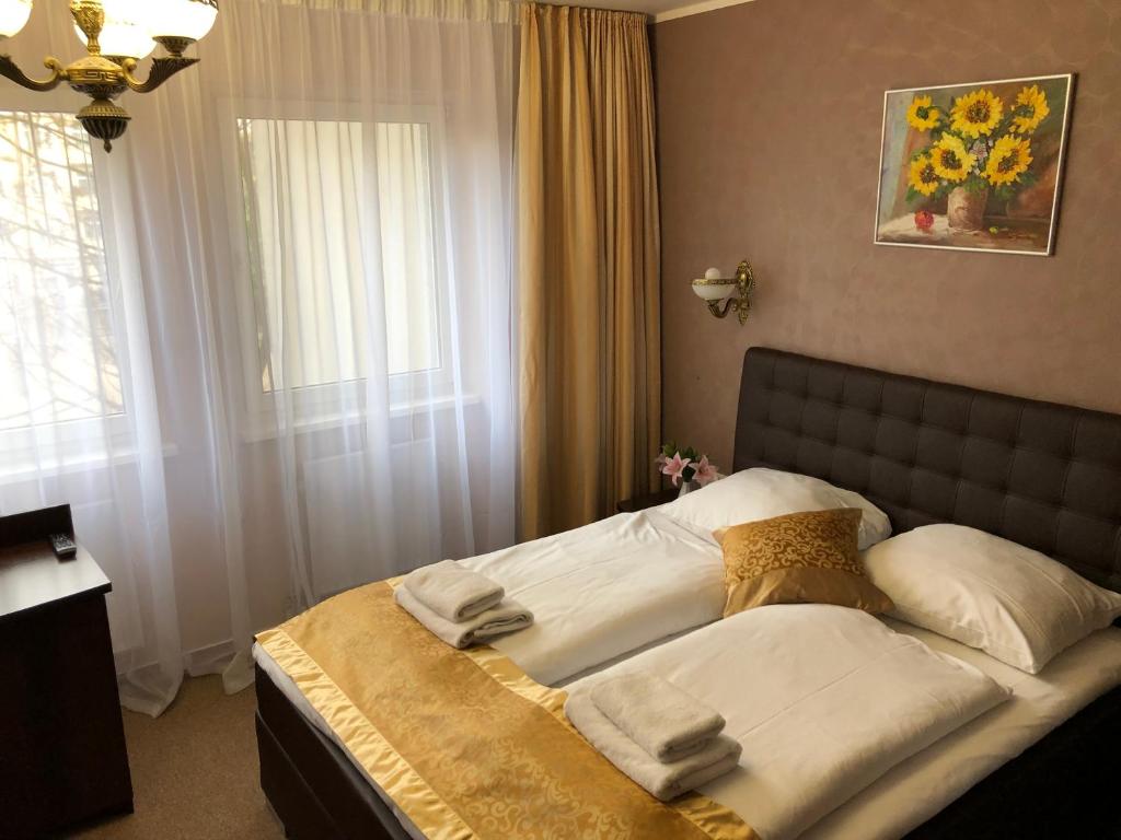柏林Atlas Berlin Hotel的一间卧室配有带毛巾的床