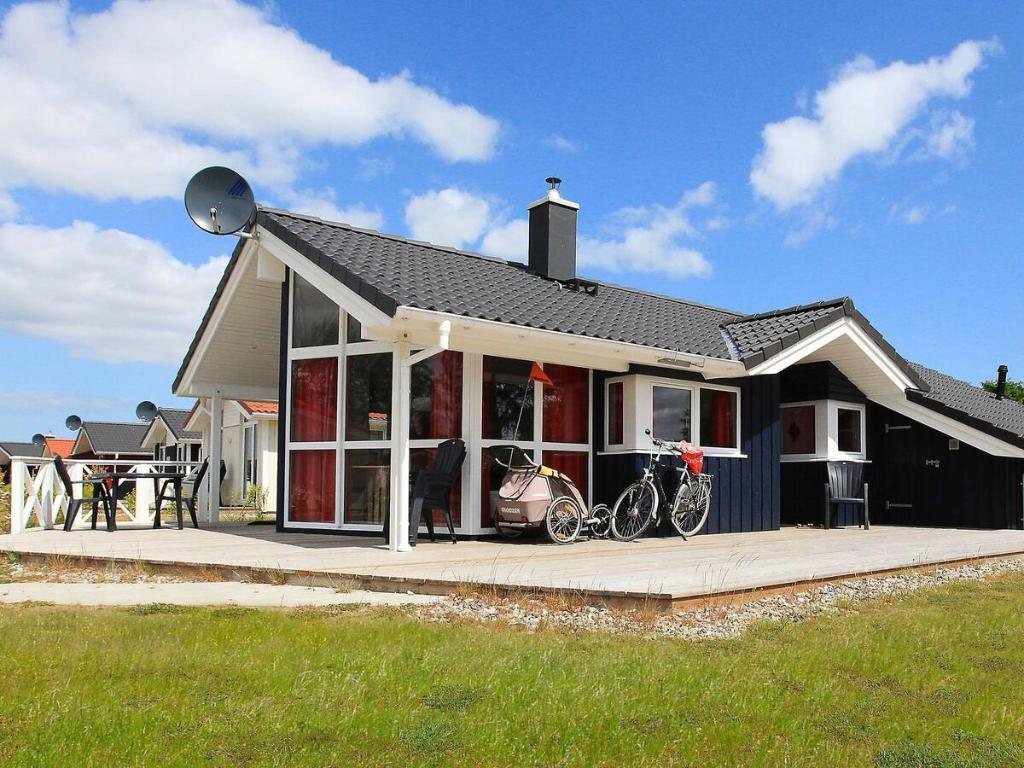 格洛米茨Three-Bedroom Holiday home in Grömitz 13的两辆自行车停放在房子外的房子