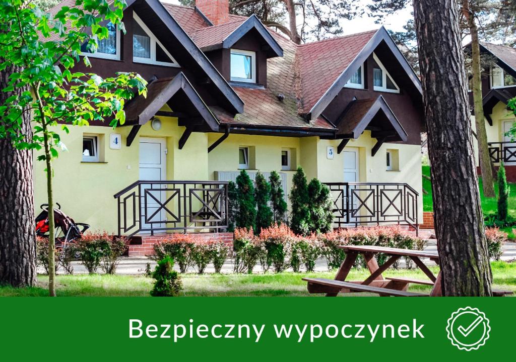 乌斯特卡Pomorze Health&Family Resort -Domki całoroczne的前面有一张野餐桌的房子