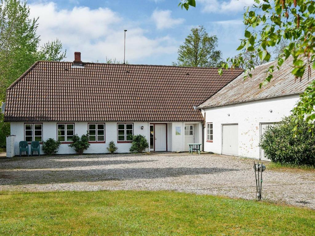 诺德堡Holiday Home Møllebækvej的白色房子,有红色屋顶