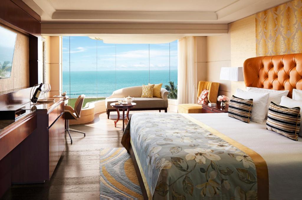 科伦坡泰姬陵度假酒店的酒店客房设有一张床,享有海景。